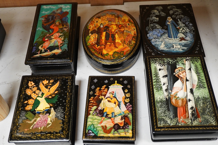 Fifteen Russian lacquer trinket boxes, mostly 1990’s, largest 15cm wide